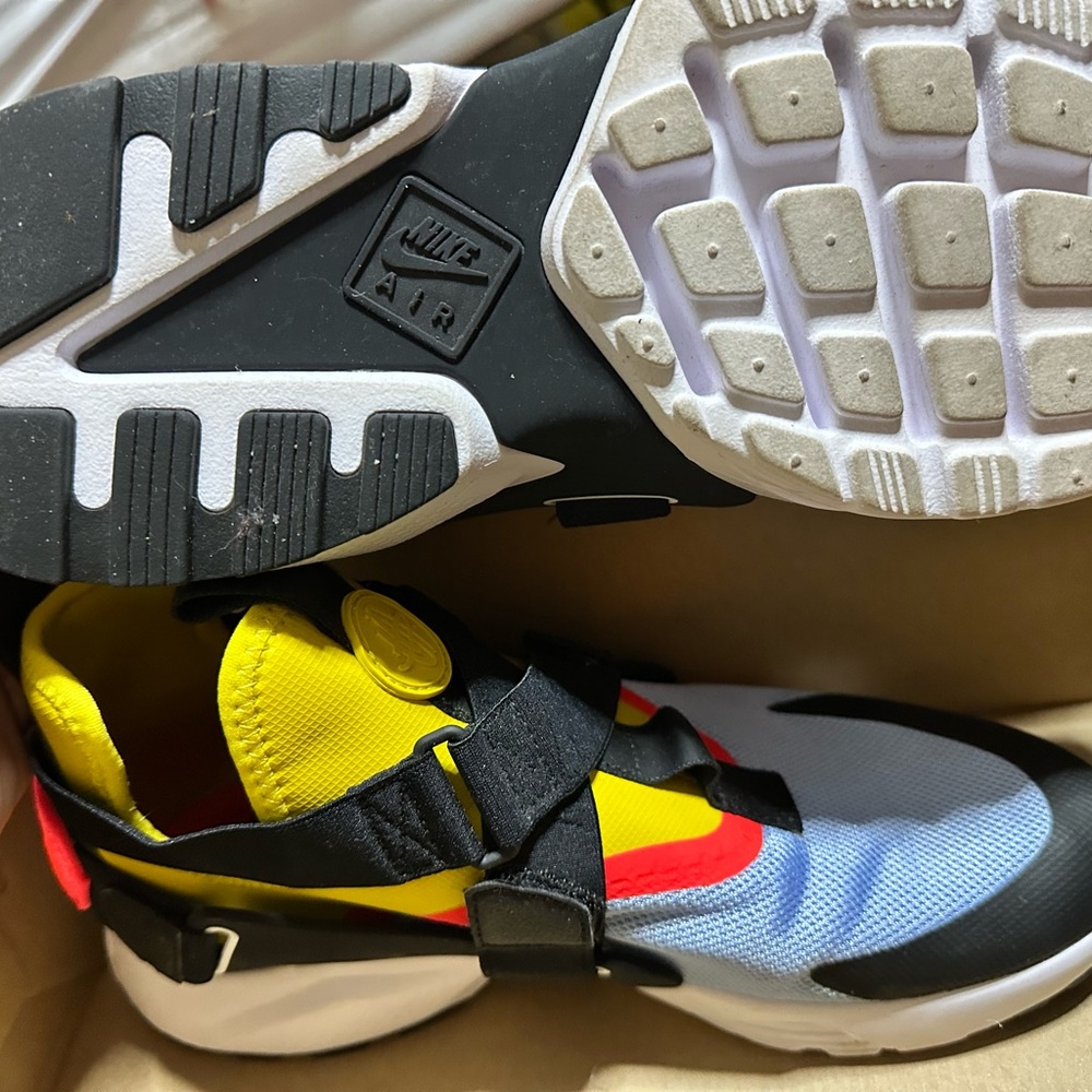Women’s Nike Blue and Yellow Sneakers - Picture 4 of 7
